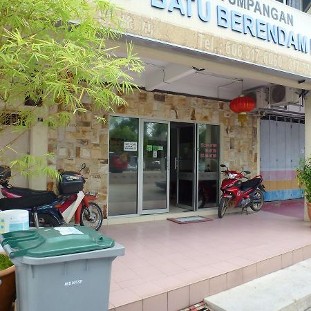 Batu Berendam Inn Kampong Sungai Putat Exterior foto