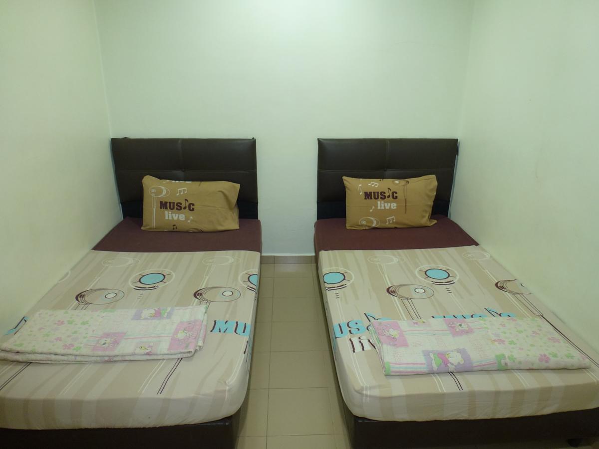 Batu Berendam Inn Kampong Sungai Putat Exterior foto