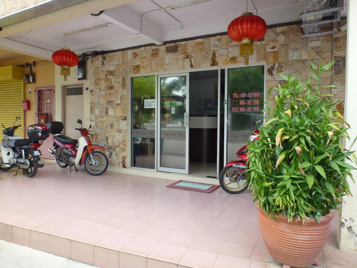 Batu Berendam Inn Kampong Sungai Putat Exterior foto